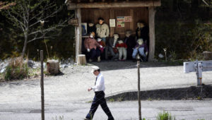 “かかしの里”名頃では、かわいい人形たちが人々をお出迎え…　Photo: Carl Court / Getty Images News