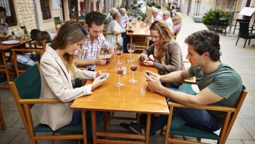 誰かと外で食事をしても、それぞれがスマホに夢中になる場合がよくある　Photo:  Klaus Vedfelt / Getty Images